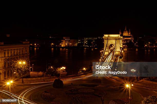 Noche Imagen De Los Húngaros Puente De Las Cadenas Foto de stock y más banco de imágenes de Acero - Acero, Aire libre, Amarillo - Color
