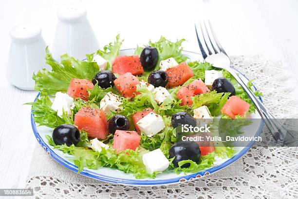 Salat Mit Wassermelone Fetakäse Und Oliven Stockfoto und mehr Bilder von Beere - Pflanzenbestandteile - Beere - Pflanzenbestandteile, Blatt - Pflanzenbestandteile, Feta