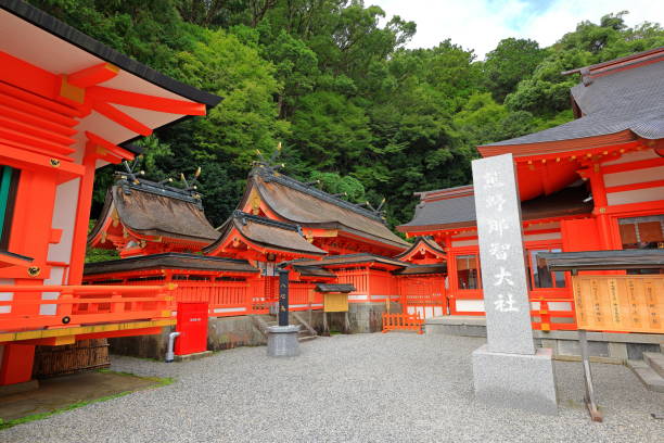 grande santuário kumano-nachi taisha em nachisan - higashimuro - fotografias e filmes do acervo