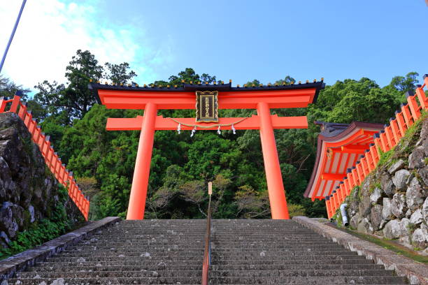 portão sagrado no grande santuário kumano-nachi taisha em nachisan, nachikatsuura, - higashimuro - fotografias e filmes do acervo