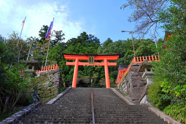 나치산(nachisan)에 있는 구마노나치타이샤(熊野大社大社)의 성문(聖門), 나치카쓰우라(nachikatsuura), - higashimuro 뉴스 사진 이미지