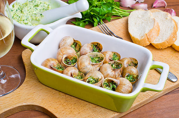 bourgogne les escargots - garlic butter snail garlic herb photos et images de collection