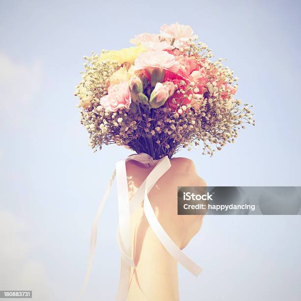 Ramo De Flores Y Cielo Azul En La Mano Foto de stock y más banco de imágenes de Buqué - Buqué, Casados, Lanzar - Actividad física