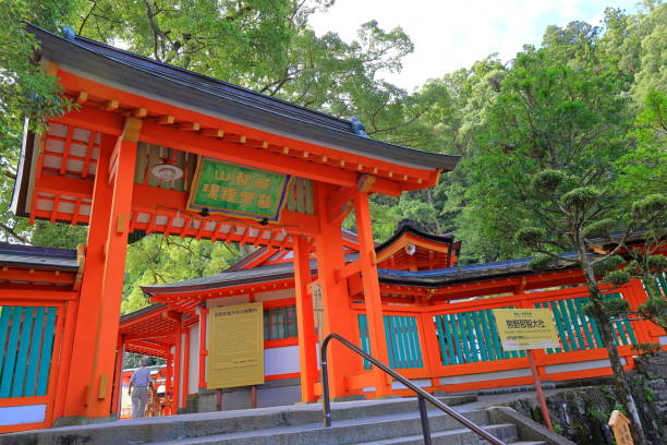 portão sagrado no grande santuário kumano-nachi taisha em nachisan, nachikatsuura, - higashimuro - fotografias e filmes do acervo