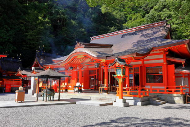 2023: grande santuário kumano-nachi taisha em nachisan, nachikatsuura, - higashimuro - fotografias e filmes do acervo