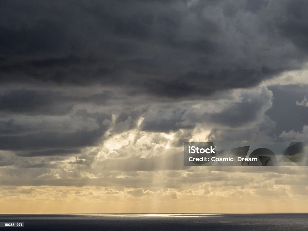 Nuvens & raios de sol sobre o mar - Foto de stock de Brilho Solar royalty-free