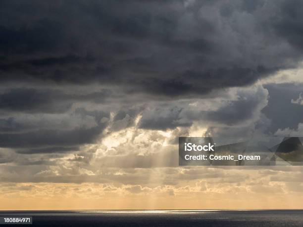 Foto de Nuvens Raios De Sol Sobre O Mar e mais fotos de stock de Brilho Solar - Brilho Solar, Cloudscape, Céu - Fenômeno natural