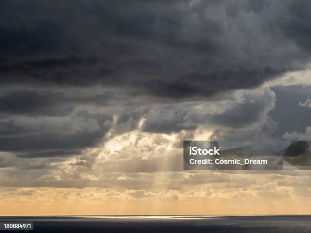 Clouds Солнца Лучи На Океан — стоковые фотографии и другие картинки Без людей - Без людей, Буря, Выразительное небо