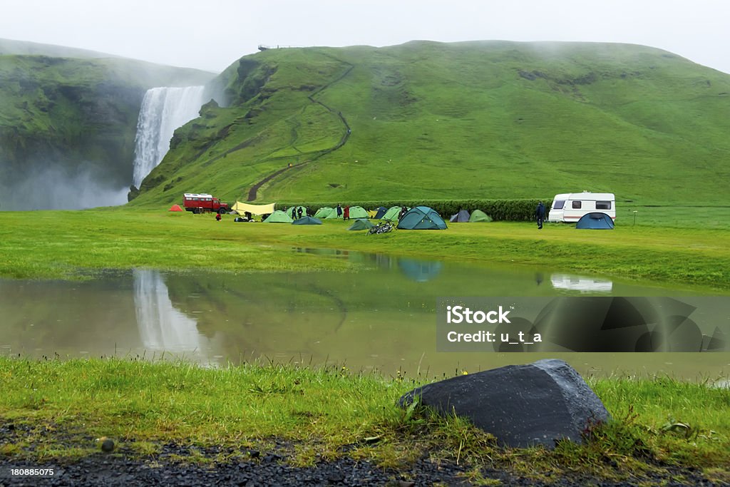 Namiot camp w pobliżu Skogarfoss Wodospad w Islandii, lato - Zbiór zdjęć royalty-free (Aranżować)