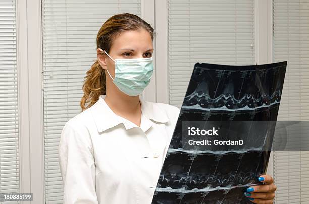 Feminino Médico A Verificar Uma Senhor - Fotografias de stock e mais imagens de 20-29 Anos - 20-29 Anos, Adulto, Assistência