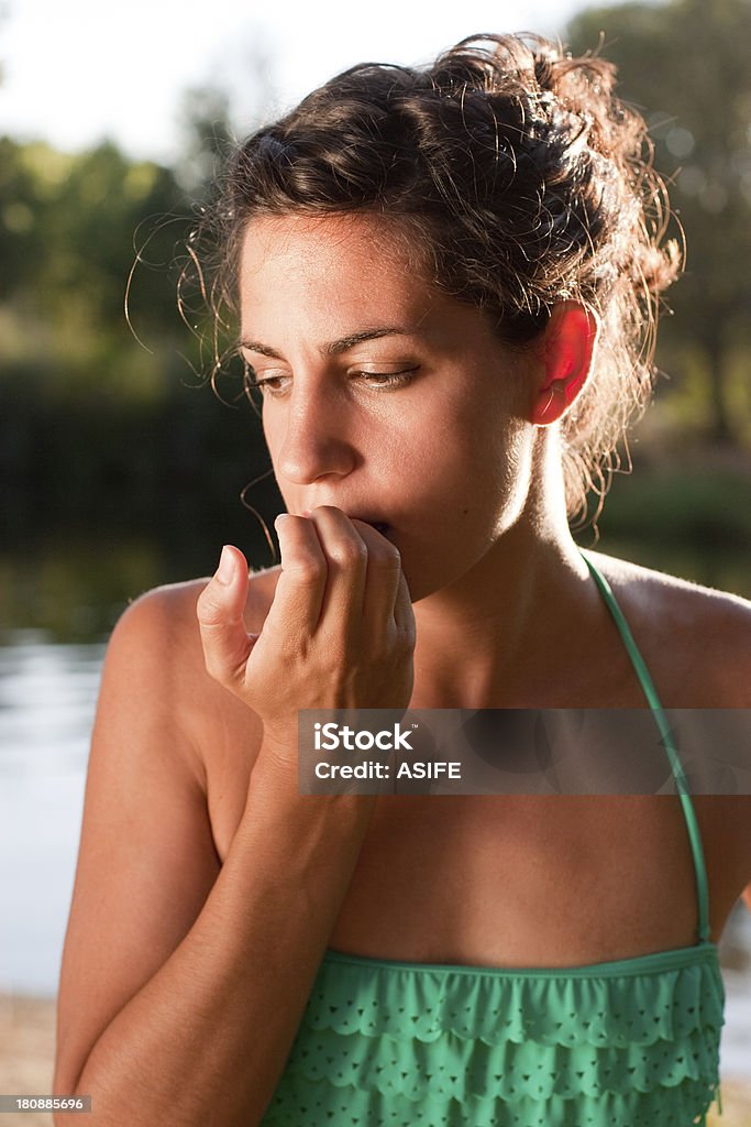 心配する女性の爪を噛む - 爪を噛むのロイヤリティフリーストックフォト