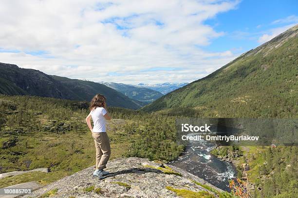 Mujer Joven Con El Teléfono Móvil Foto de stock y más banco de imágenes de Distante - Distante, Empinado, Noruega