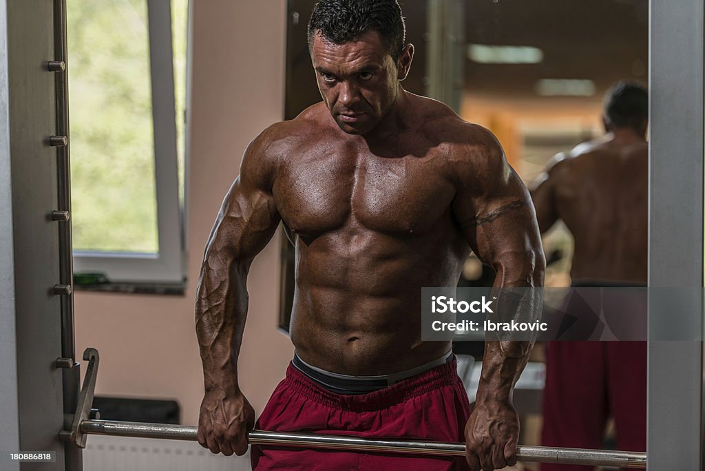 雄 bodybuilder 重い体重をエクササイズにトラップ - 1人のロイヤリティフリーストックフォト