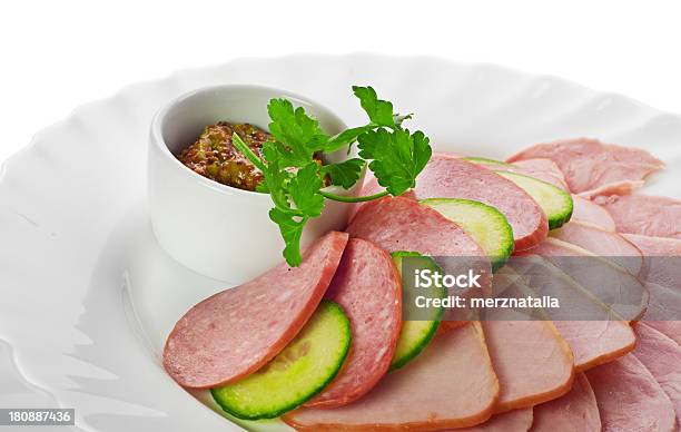 Entrada De Carne Isolada No Fundo Branco - Fotografias de stock e mais imagens de Alface - Alface, Almoço, Carne