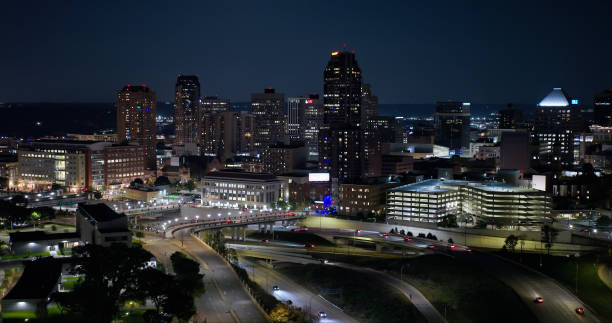 vista aérea del centro de st. paul, minnesota, en una noche despejada de otoño - highway 94 fotografías e imágenes de stock