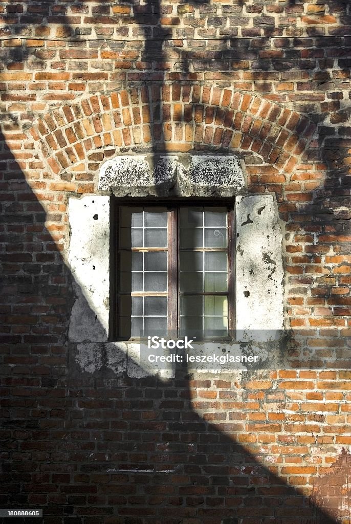 Antigua ventana en la pared de ladrillos - Foto de stock de Aire libre libre de derechos