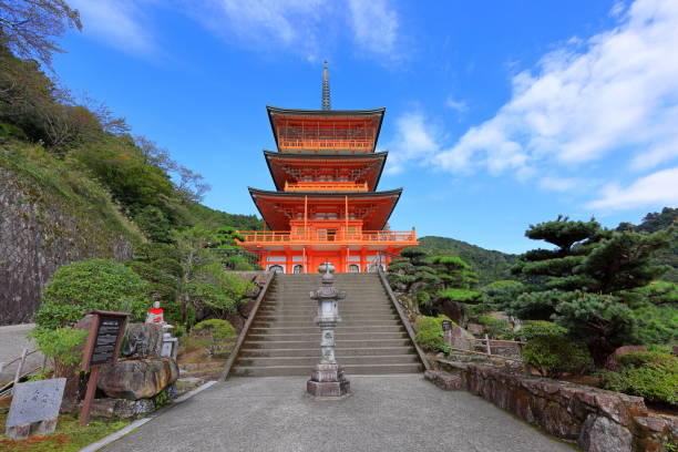 pagode do templo seianto-ji em nachisan, nachikatsuura, wakayama, - higashimuro - fotografias e filmes do acervo