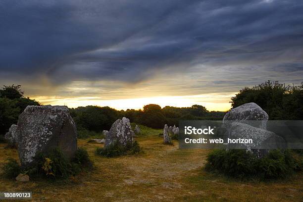 Photo libre de droit de Alignement De Stone banque d'images et plus d'images libres de droit de Alignements de Carnac - Alignements de Carnac, Bretagne, Caillou