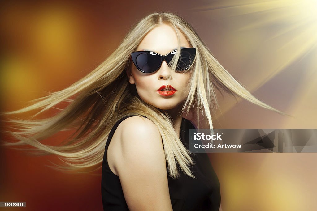 Femme de mode avec des lunettes de soleil, cliché en studio.  Un maquillage professionnel - Photo de A la mode libre de droits
