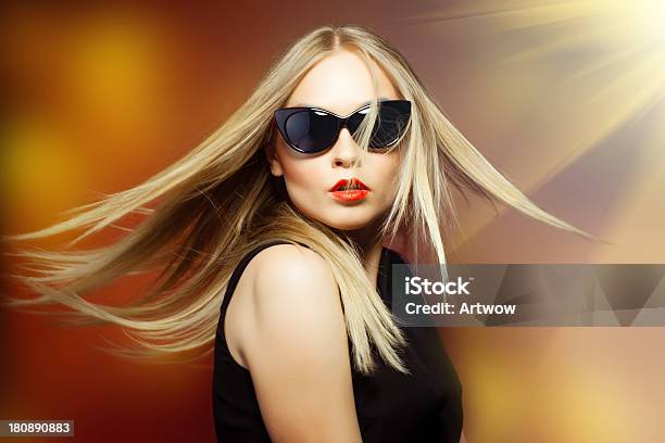 Photo libre de droit de Femme De Mode Avec Des Lunettes De Soleil Cliché En Studio Un Maquillage Professionnel banque d'images et plus d'images libres de droit de A la mode