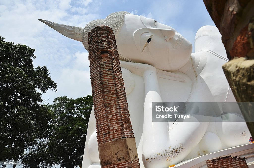 Estátua do Buda Reclinado de Wat Khun Inthapramun em Angthong Província Tailândia - Royalty-free Arquitetura Foto de stock