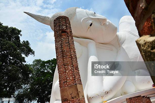 Estátua Do Buda Reclinado De Wat Khun Inthapramun Em Angthong Província Tailândia - Fotografias de stock e mais imagens de Arquitetura