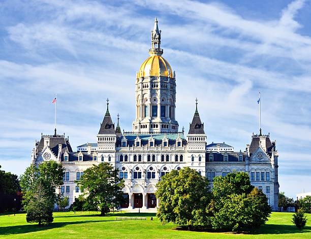 Picture of Connecticut state Capitol with lush landscaping Connecticut State Capitol in Hartford, Connecticut. connecticut state capitol building stock pictures, royalty-free photos & images