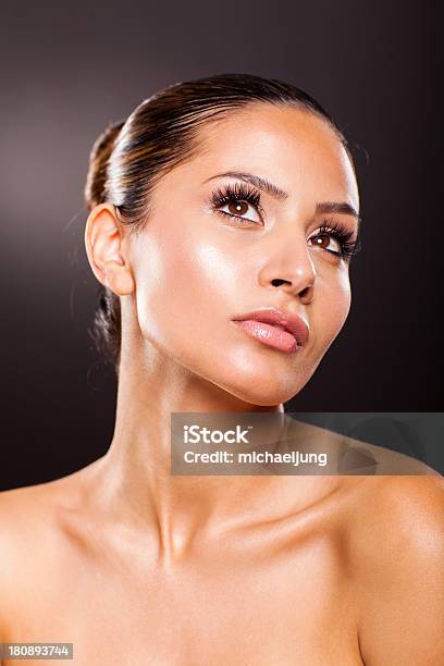 Giovane Donna Con Bellissimo Trucco - Fotografie stock e altre immagini di Adulazione - Adulazione, Adulto, Beautiful Woman