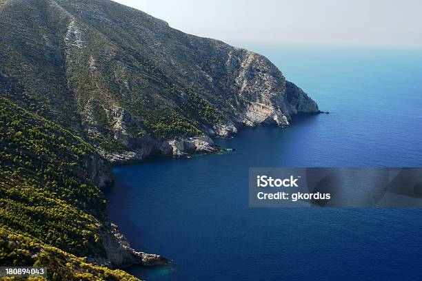 Foto de Floresta O Mar E As Montanhas e mais fotos de stock de Azul - Azul, Baía, Céu - Fenômeno natural