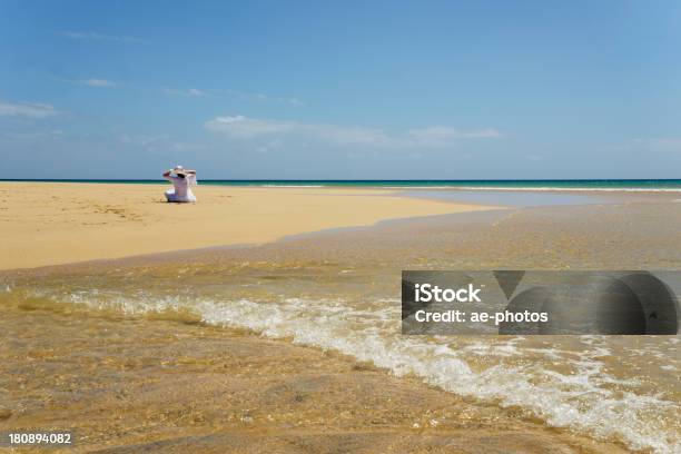 Foto de Mulher Em Branco Em Uma Praia Tropical e mais fotos de stock de Adulto - Adulto, Areia, Azul