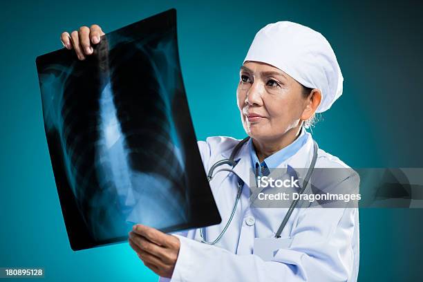 Foto de Xray Analisar e mais fotos de stock de Doutor - Doutor, Imagem de raios X, Retrato