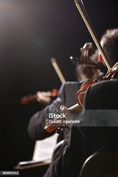 Musica Classica Violinists In Concerto - Fotografie stock e altre immagini di Orchestra - Orchestra, Violinista, Gruppo di persone