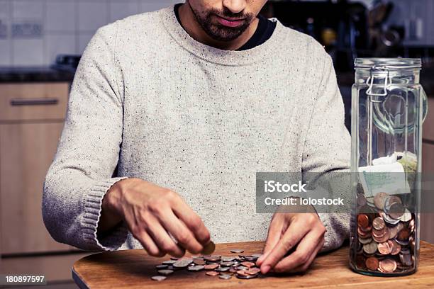 Uomo Conta Il Suo Denaro In Cucina - Fotografie stock e altre immagini di Adulto - Adulto, Ambientazione interna, Argentato