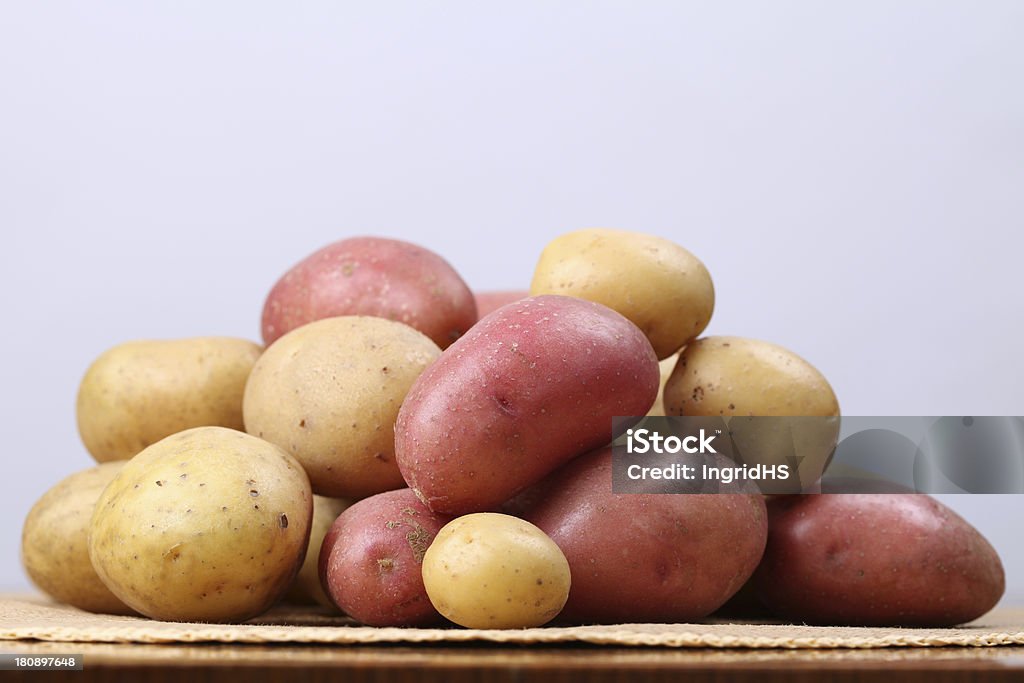 Rosso e bianco patate - Foto stock royalty-free di Patata rossa