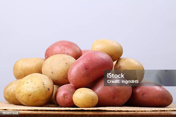 Rosso E Bianco Patate - Fotografie stock e altre immagini di Patata rossa - Patata rossa, Rosso, Giallo