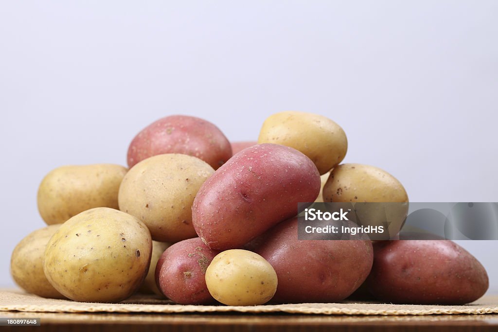 Красный и белый картофель - Стоковые фото Красный картофель роялти-фри