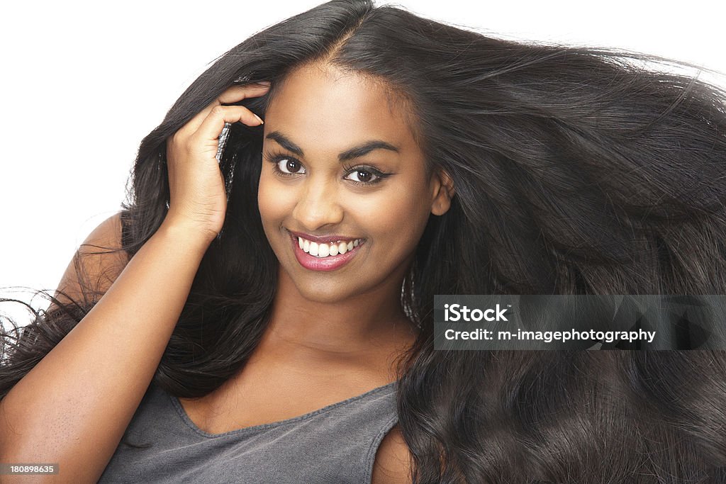 Femme souriante, ses longs cheveux - Photo de Cheveux longs libre de droits