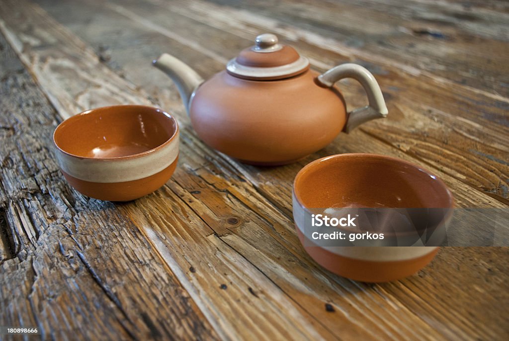 Tè su un tavolo di legno - Foto stock royalty-free di Ambientazione esterna