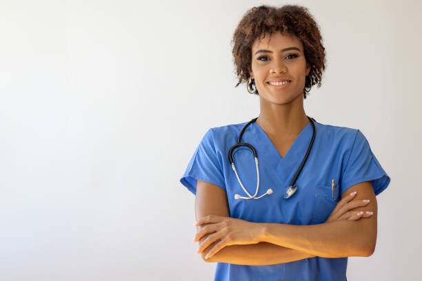 青い制服を着た幸せな笑顔の女性看護師 - scrubs surgeon standing uniform ストック��フォトと画像