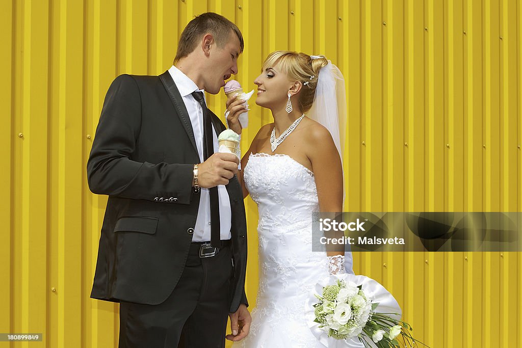 A noiva e o noivo comer sorvete - Foto de stock de Adulto royalty-free