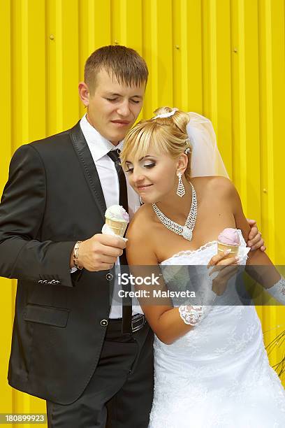 新郎新婦様のお食事のアイスクリーム - 2人のストックフォトや画像を多数ご用意 - 2人, まぶしい, アイスクリーム