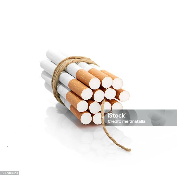 담배 결부되어 밧줄 심지 흰색 바탕에 그림자와 0명에 대한 스톡 사진 및 기타 이미지 - 0명, 건강관리와 의술, 금지됨