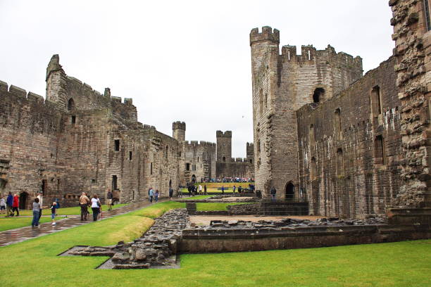 antikes carnarfon castle in großbritannien - caenarvon castle caernarfon castle wales stock-fotos und bilder