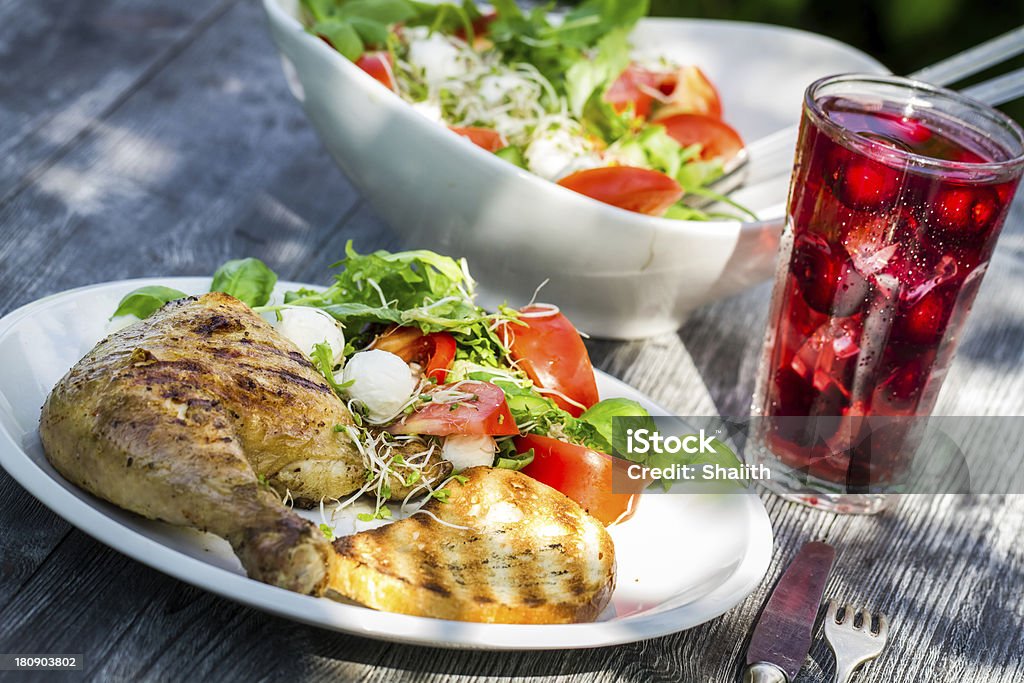 Frisch serviert Abendessen im Sommergarten - Lizenzfrei Basilikum Stock-Foto