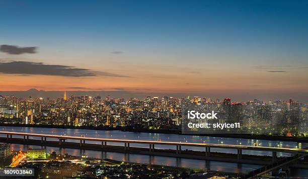 Tokyo City At Twilight Foto de stock y más banco de imágenes de Aire libre - Aire libre, Ajardinado, Barrio de Sumida