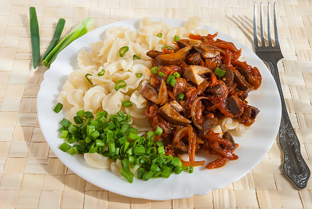 macaroni avec des champignons et petits oignons - Photo