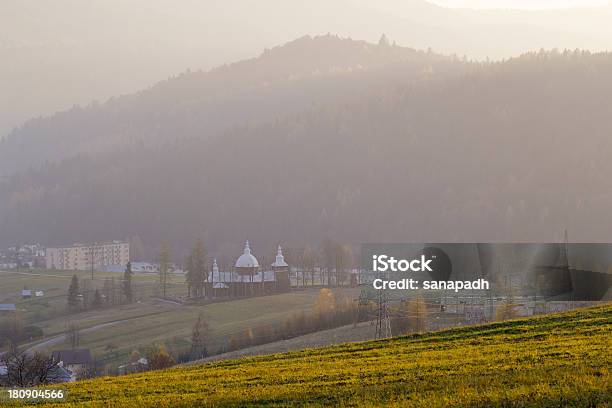 Foto de Igreja De Madeira Em Beskids Village Ao Pôrdosol e mais fotos de stock de Igreja - Igreja, Polônia, Ajardinado