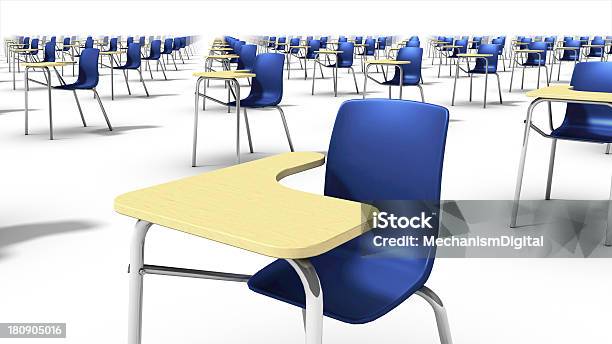 Acodado Vista En Primer Plano De Un Sinfín De La Escuela Sillas Foto de stock y más banco de imágenes de Derramar - Lleno