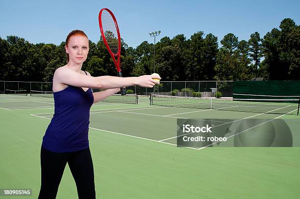 Frau Spielt Tennis Stockfoto und mehr Bilder von Aktivitäten und Sport - Aktivitäten und Sport, Bewegung, Erwachsene Person