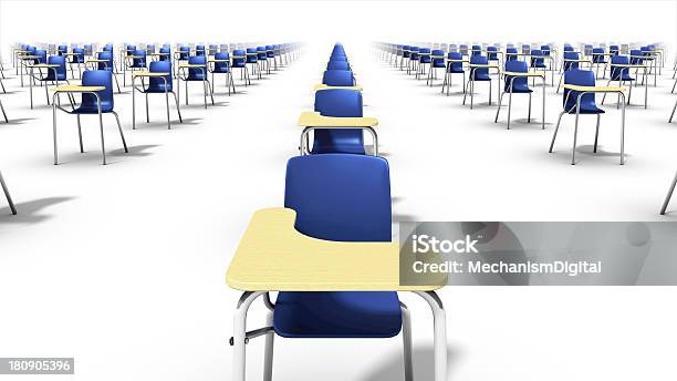 Vista Frontal Do Closeup De Longa Escola Cadeiras - Fotografias de stock e mais imagens de Aprender
